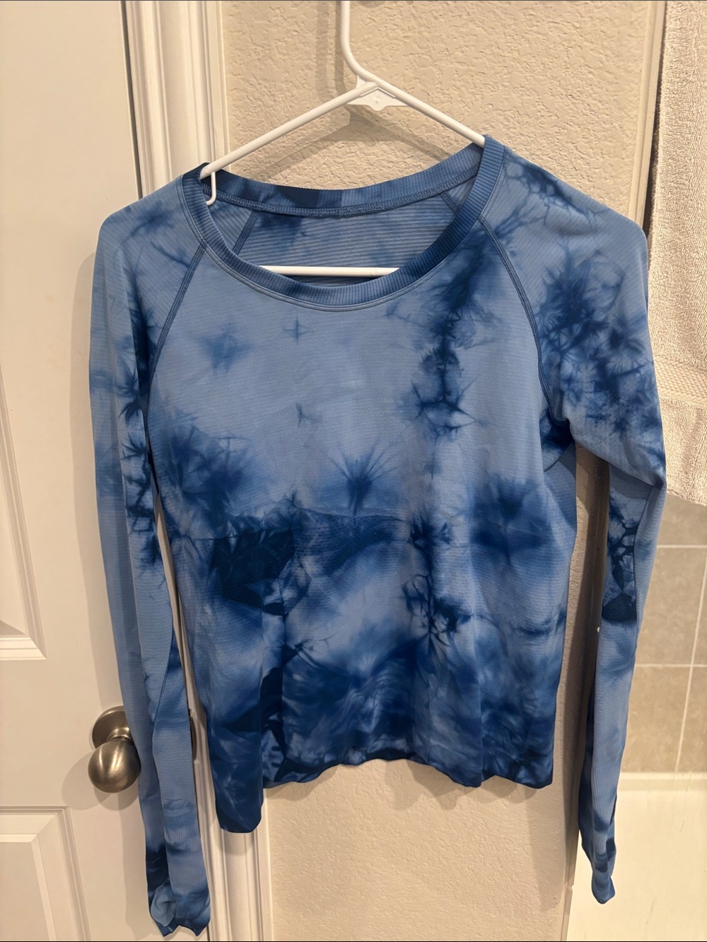 Lululemon Women's Blue Tie-Dye Long Sleeve Top